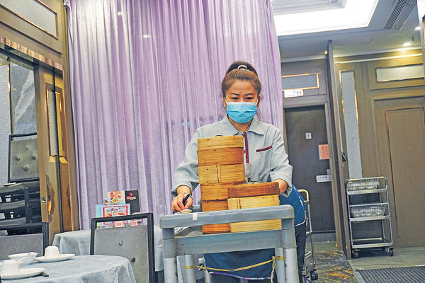 最低工資升至40元 最快5月實施 飲食業時薪已逾百元 食肆恐加價1成