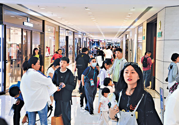 首季經濟增長2.7% 終止4季連跌 料逾60萬內地客黃金周來港